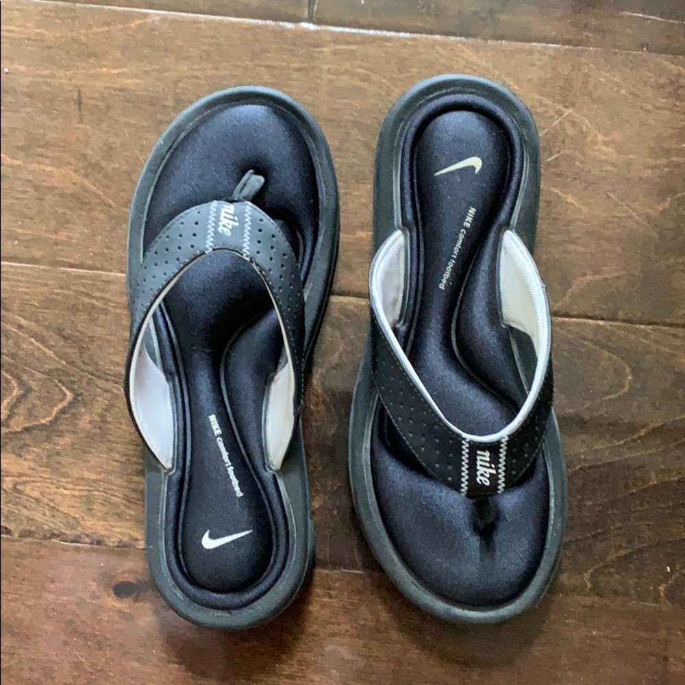 Women’s Nike flip flops!